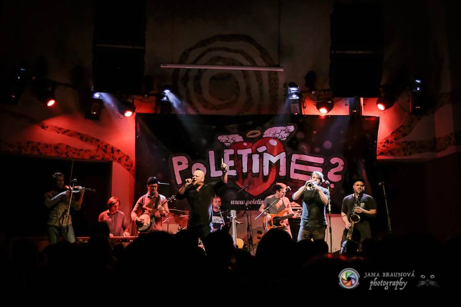 Skupina dobře vypadajících mužů Poletíme? přivedla fanoušky v Plzni do varu