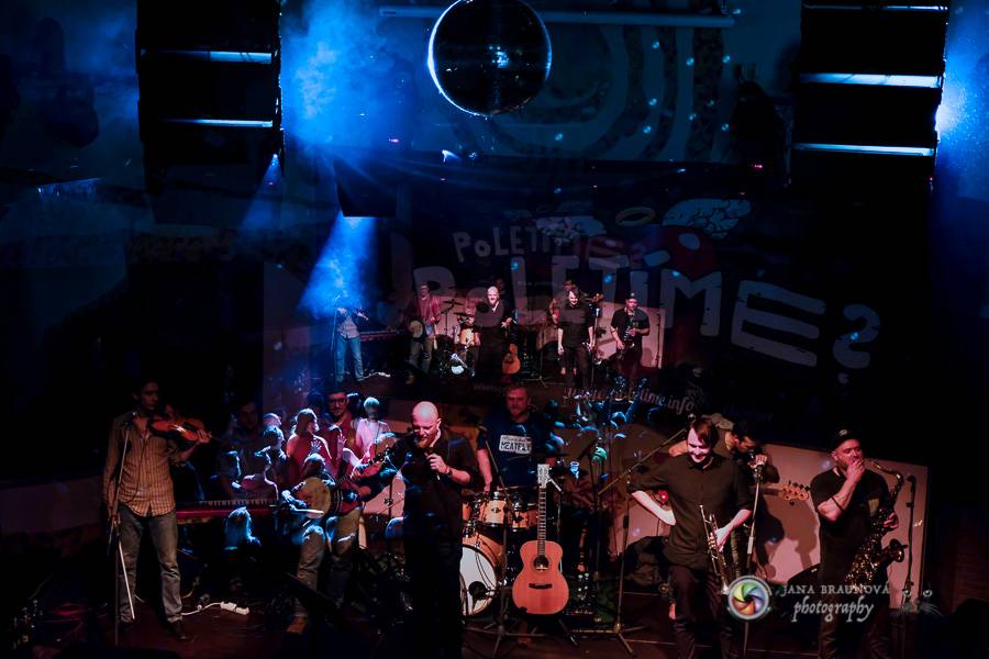 Skupina dobře vypadajících mužů Poletíme? přivedla fanoušky v Plzni do varu