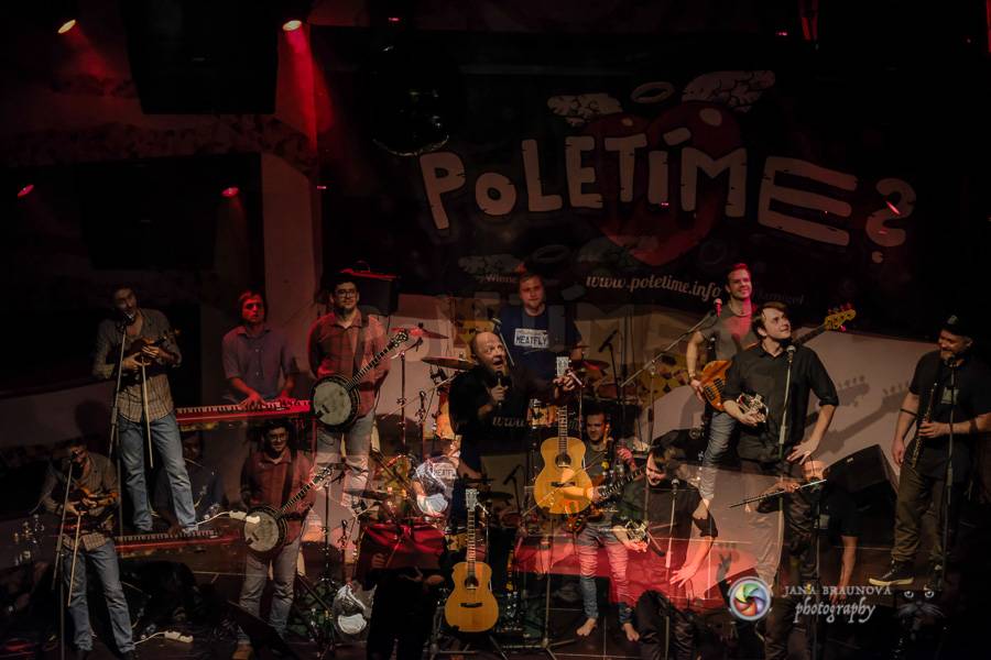 Skupina dobře vypadajících mužů Poletíme? přivedla fanoušky v Plzni do varu