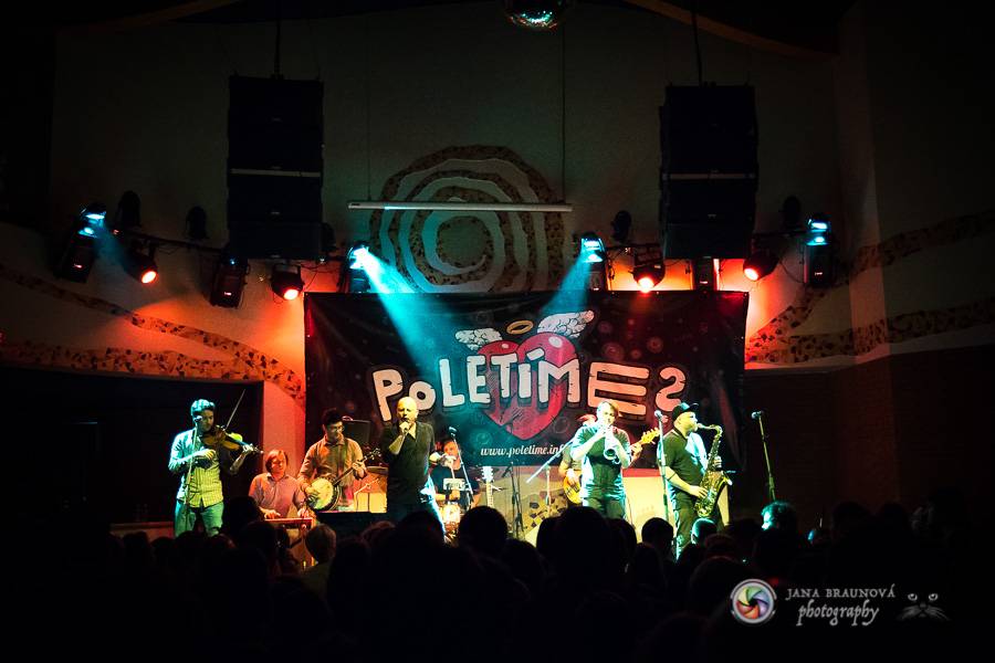 Skupina dobře vypadajících mužů Poletíme? přivedla fanoušky v Plzni do varu