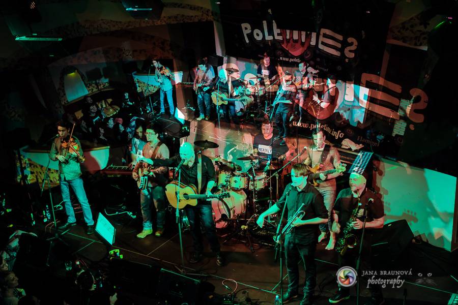 Skupina dobře vypadajících mužů Poletíme? přivedla fanoušky v Plzni do varu