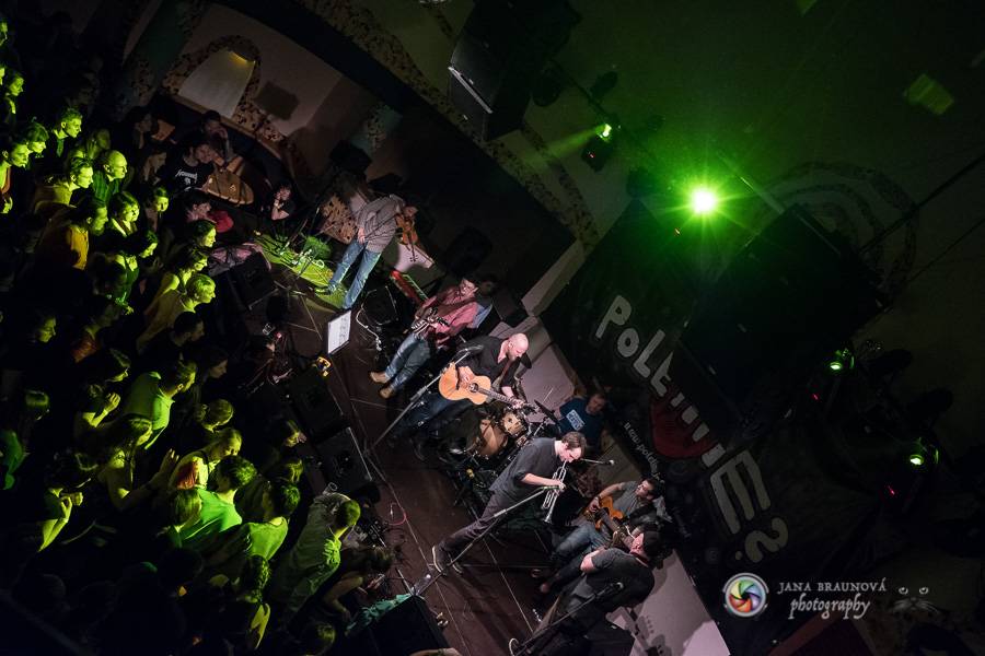 Skupina dobře vypadajících mužů Poletíme? přivedla fanoušky v Plzni do varu