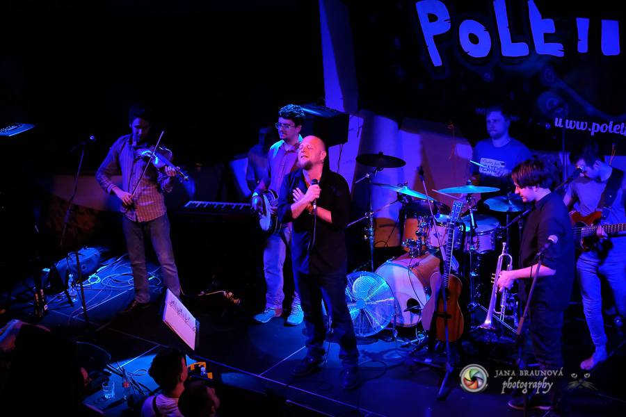 Skupina dobře vypadajících mužů Poletíme? přivedla fanoušky v Plzni do varu