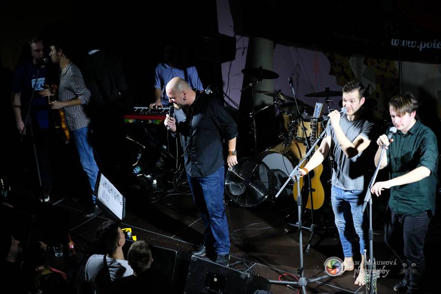 Skupina dobře vypadajících mužů Poletíme? přivedla fanoušky v Plzni do varu