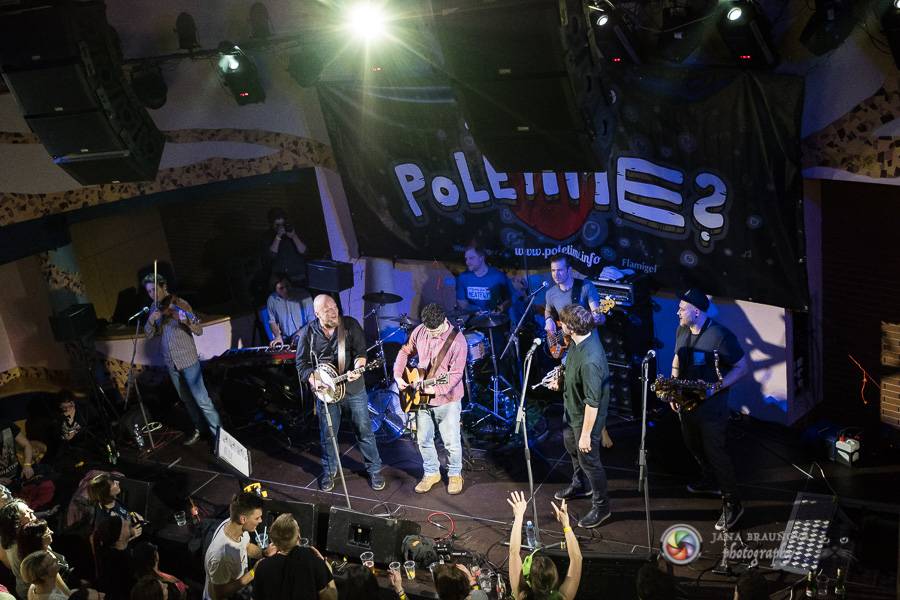 Skupina dobře vypadajících mužů Poletíme? přivedla fanoušky v Plzni do varu