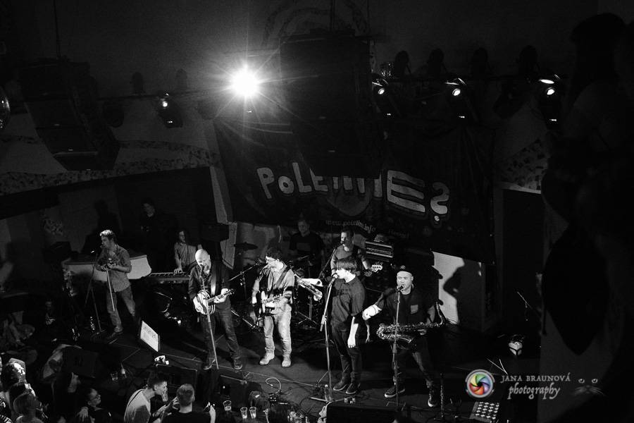 Skupina dobře vypadajících mužů Poletíme? přivedla fanoušky v Plzni do varu