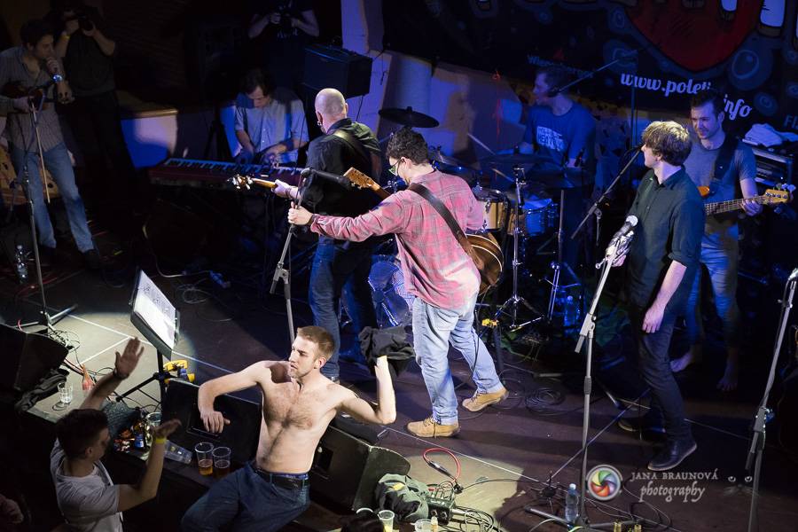 Skupina dobře vypadajících mužů Poletíme? přivedla fanoušky v Plzni do varu