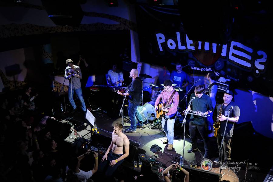 Skupina dobře vypadajících mužů Poletíme? přivedla fanoušky v Plzni do varu