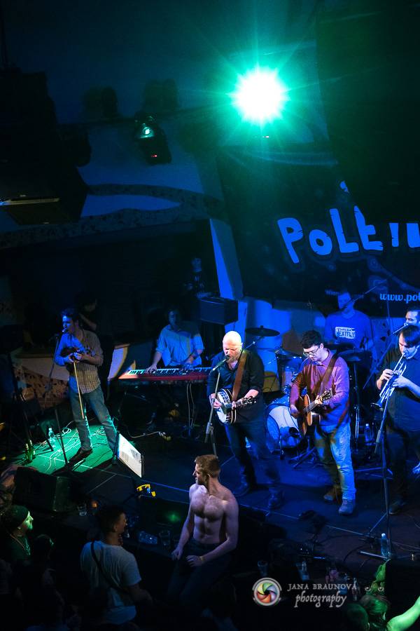 Skupina dobře vypadajících mužů Poletíme? přivedla fanoušky v Plzni do varu