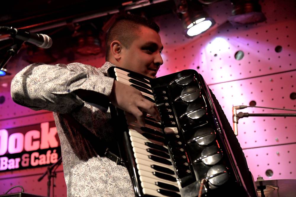 Terne Čhave rozjeli cikánský mejdan. V Jazz Docku předvedli svůj rom'n'roll