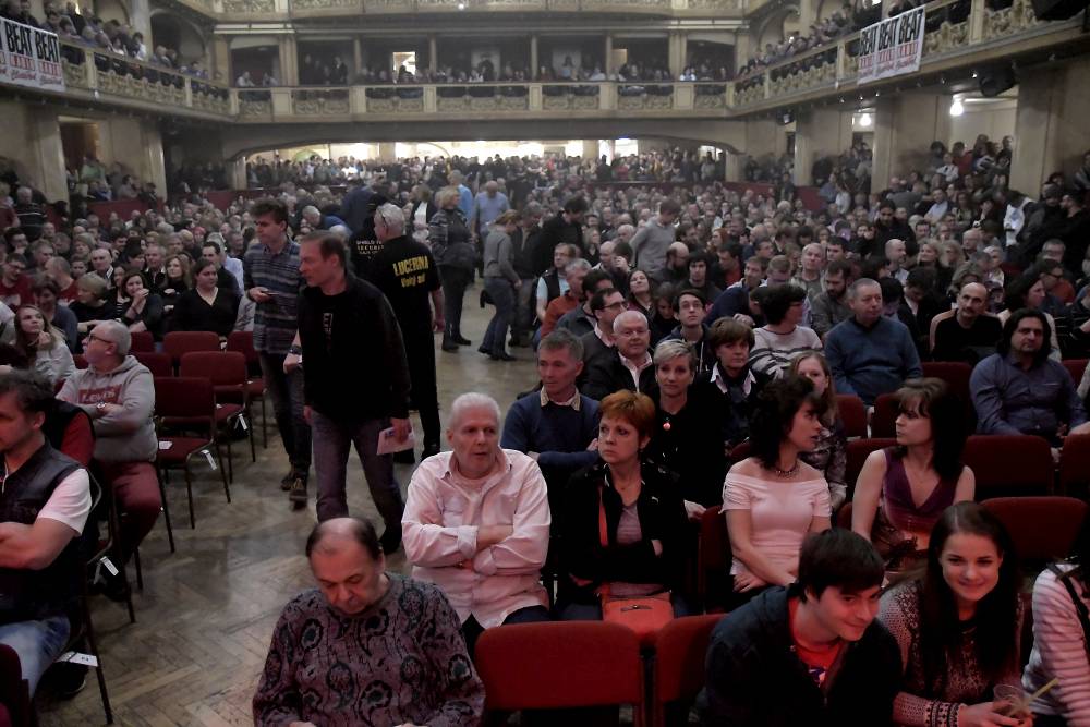 The Dire Straits Experience zahráli v pražské Lucerně všechny legendární hity původních Dire Straits