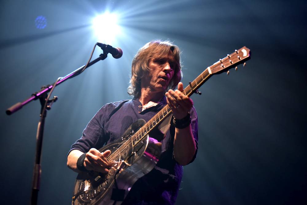 The Dire Straits Experience zahráli v pražské Lucerně všechny legendární hity původních Dire Straits