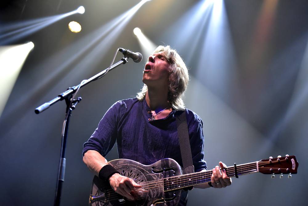 The Dire Straits Experience zahráli v pražské Lucerně všechny legendární hity původních Dire Straits