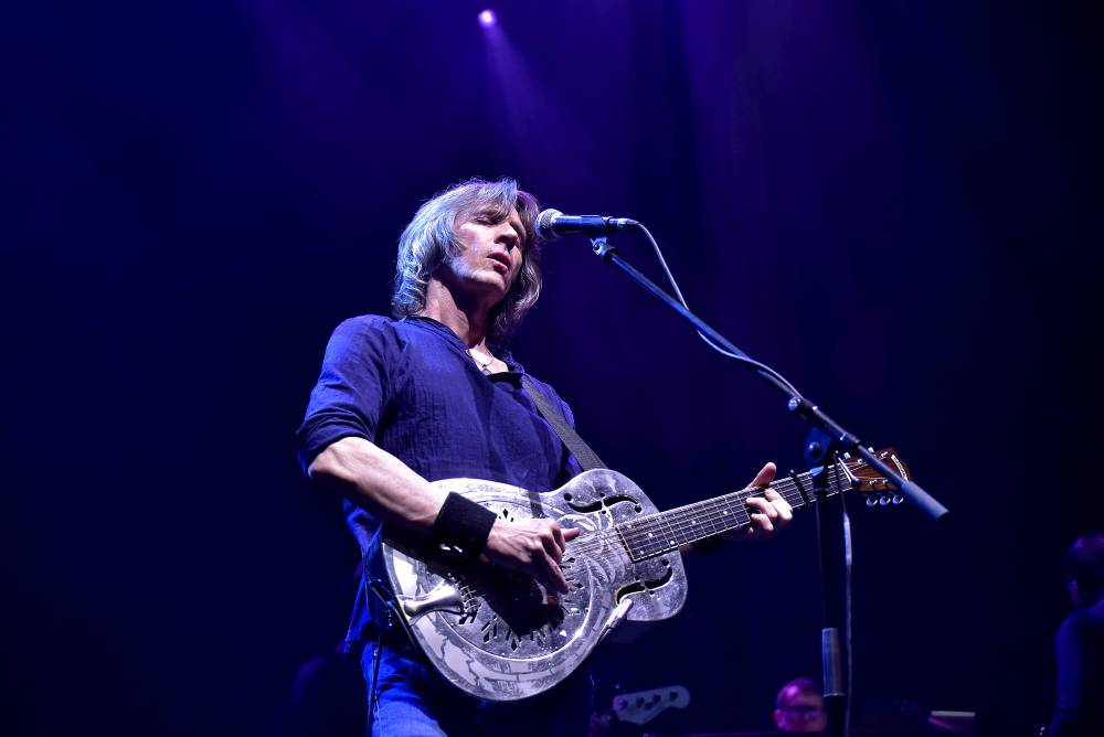 The Dire Straits Experience zahráli v pražské Lucerně všechny legendární hity původních Dire Straits