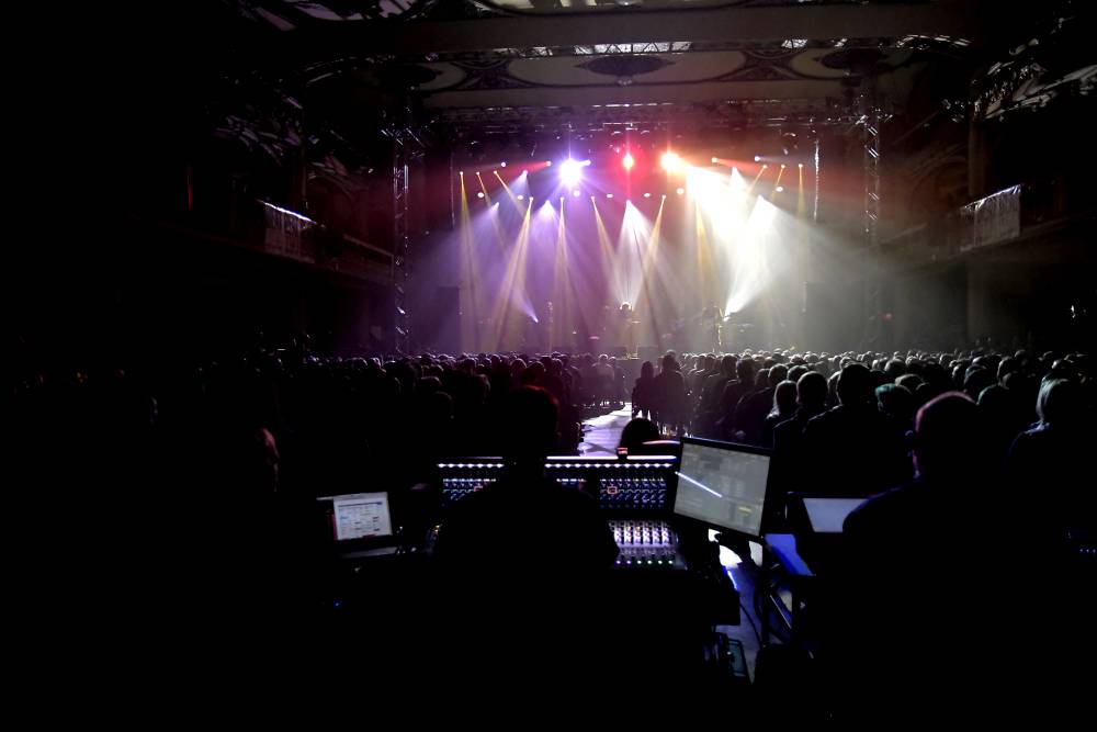 The Dire Straits Experience zahráli v pražské Lucerně všechny legendární hity původních Dire Straits