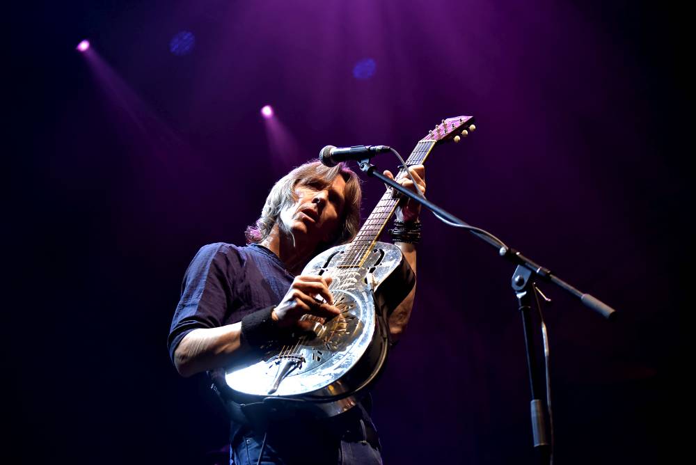 The Dire Straits Experience zahráli v pražské Lucerně všechny legendární hity původních Dire Straits