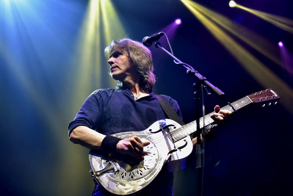 The Dire Straits Experience zahráli v pražské Lucerně všechny legendární hity původních Dire Straits