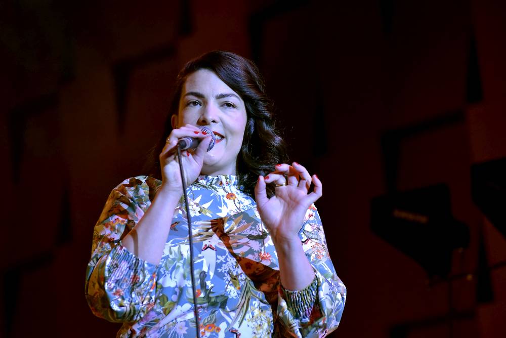 Caro Emerald proměnila Forum Karlín ve swingovou tančírnu 