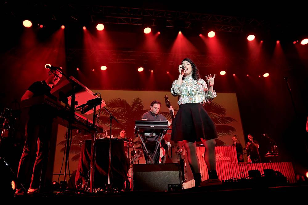 Caro Emerald proměnila Forum Karlín ve swingovou tančírnu 