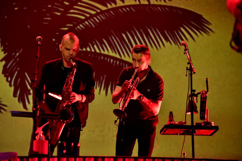 Caro Emerald proměnila Forum Karlín ve swingovou tančírnu 