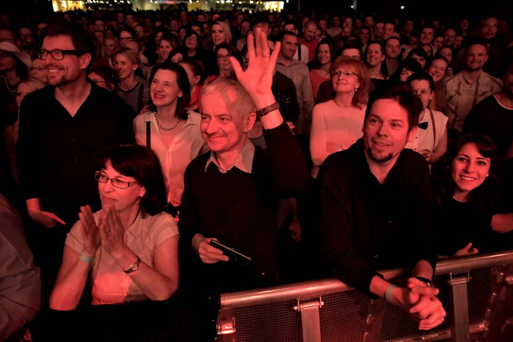 Caro Emerald proměnila Forum Karlín ve swingovou tančírnu 