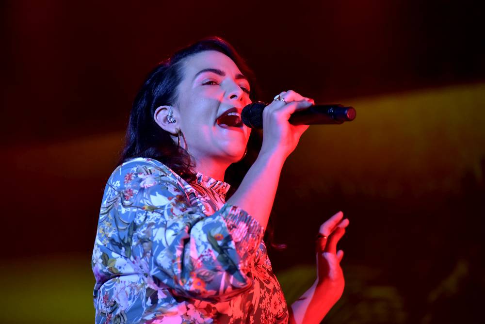 Caro Emerald proměnila Forum Karlín ve swingovou tančírnu 