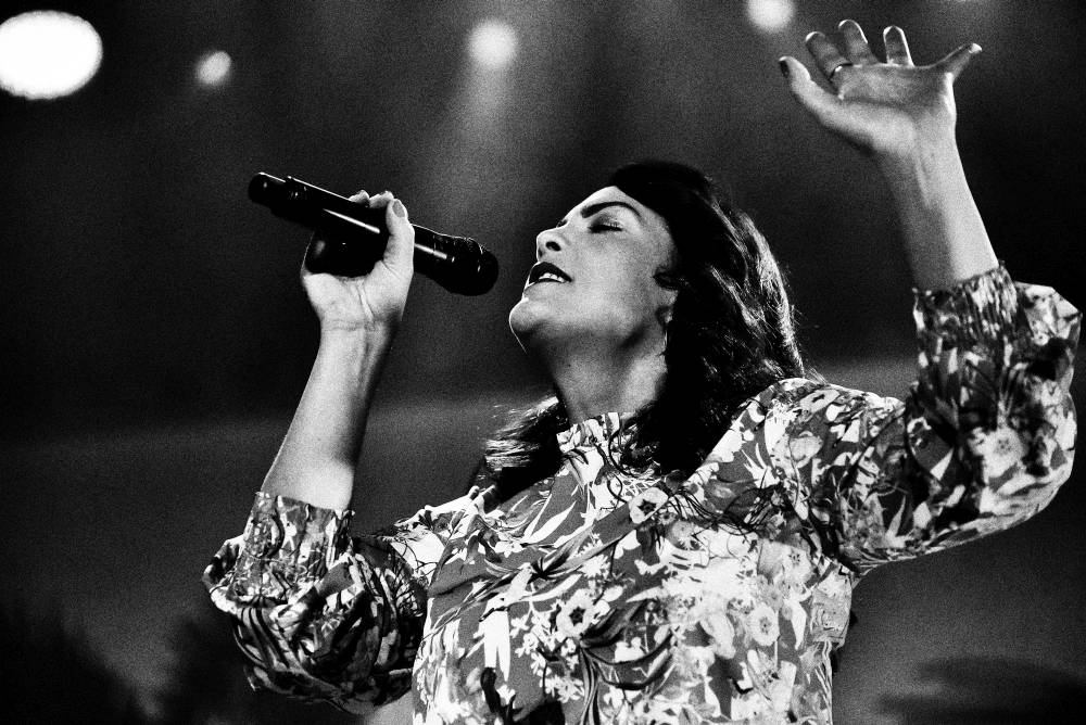 Caro Emerald proměnila Forum Karlín ve swingovou tančírnu 