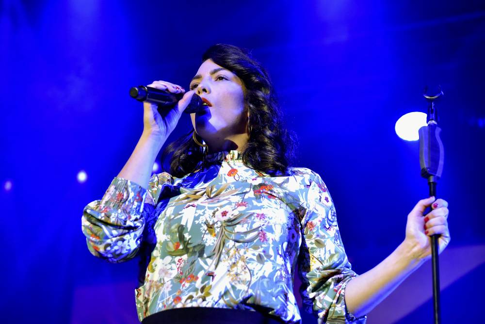 Caro Emerald proměnila Forum Karlín ve swingovou tančírnu 