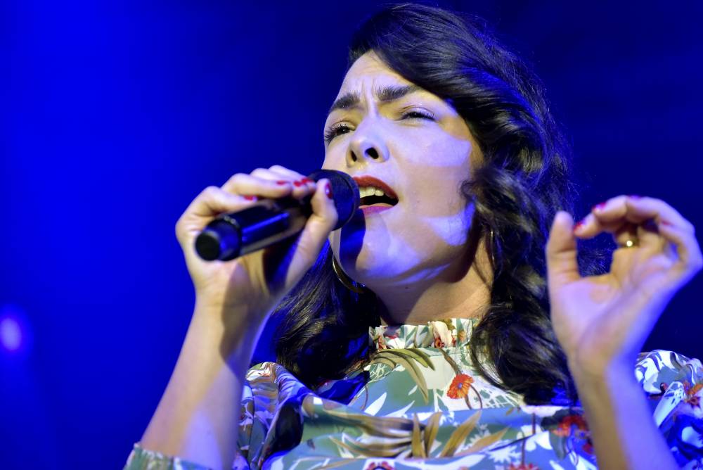 Caro Emerald proměnila Forum Karlín ve swingovou tančírnu 