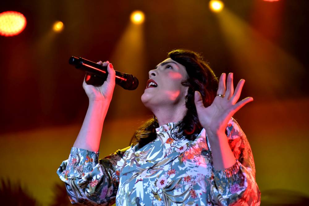 Caro Emerald proměnila Forum Karlín ve swingovou tančírnu 