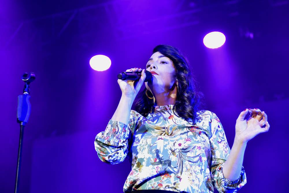 Caro Emerald proměnila Forum Karlín ve swingovou tančírnu 