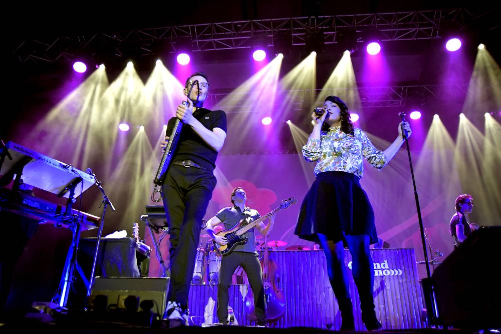 Caro Emerald proměnila Forum Karlín ve swingovou tančírnu 