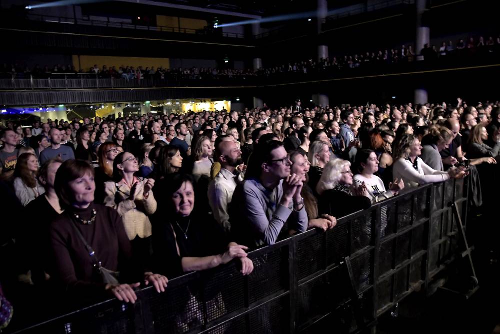 Caro Emerald proměnila Forum Karlín ve swingovou tančírnu 