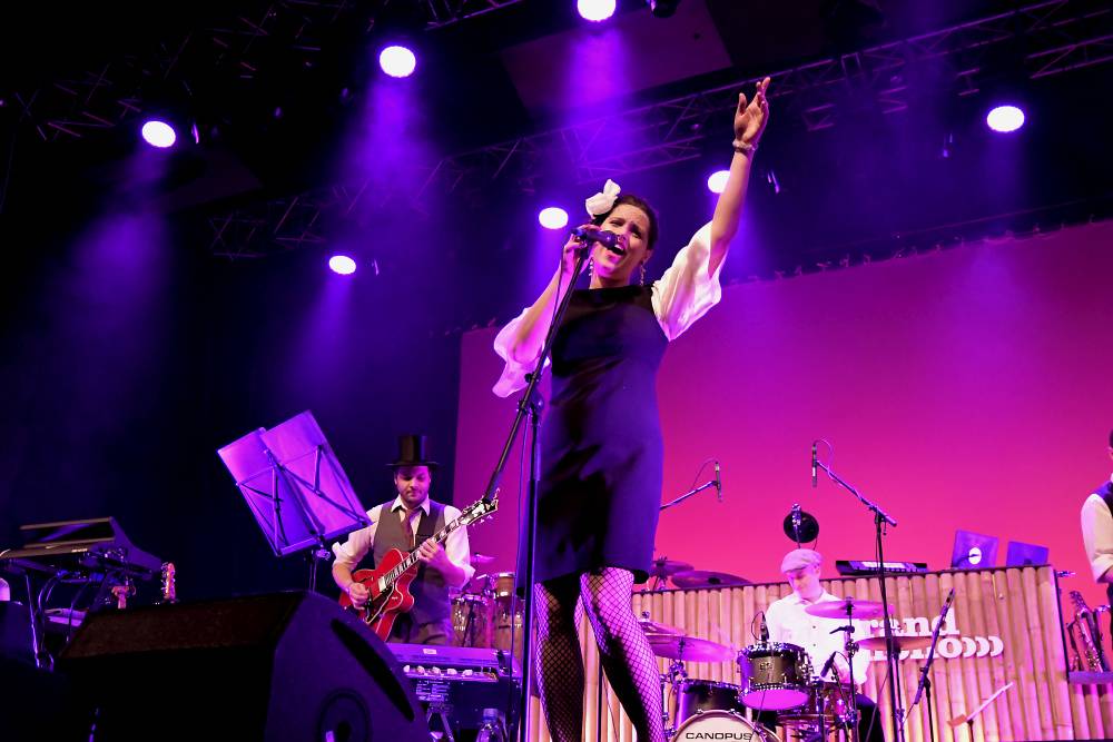 Caro Emerald proměnila Forum Karlín ve swingovou tančírnu 