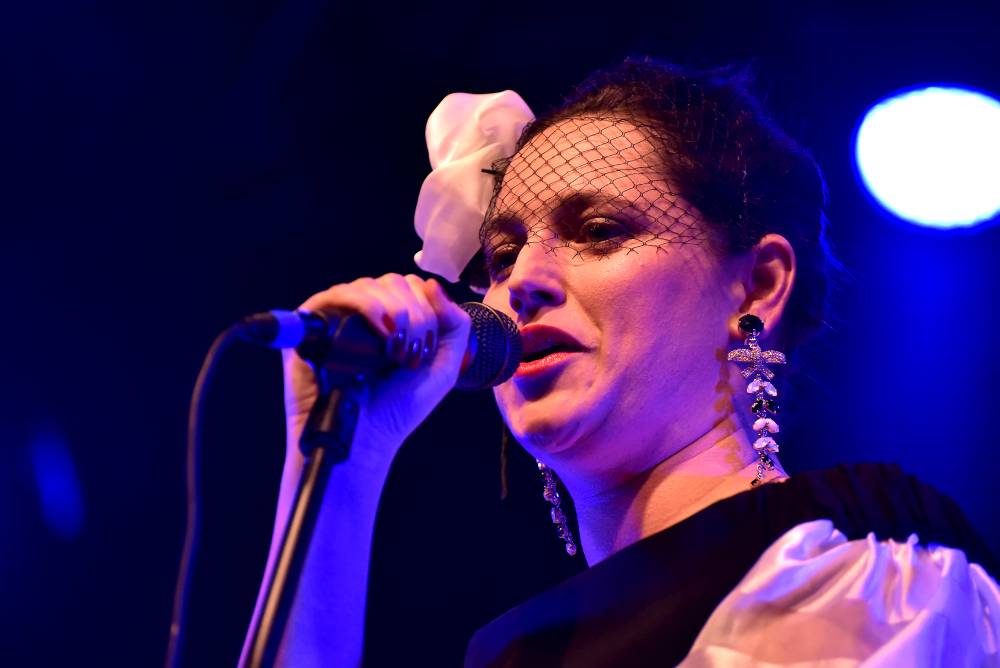 Caro Emerald proměnila Forum Karlín ve swingovou tančírnu 