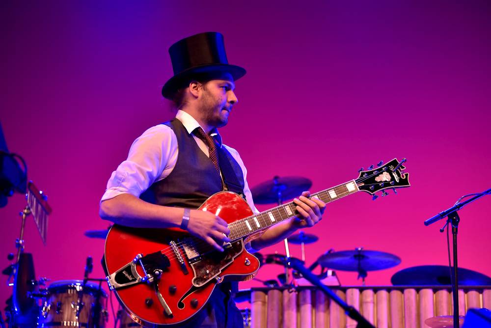 Caro Emerald proměnila Forum Karlín ve swingovou tančírnu 