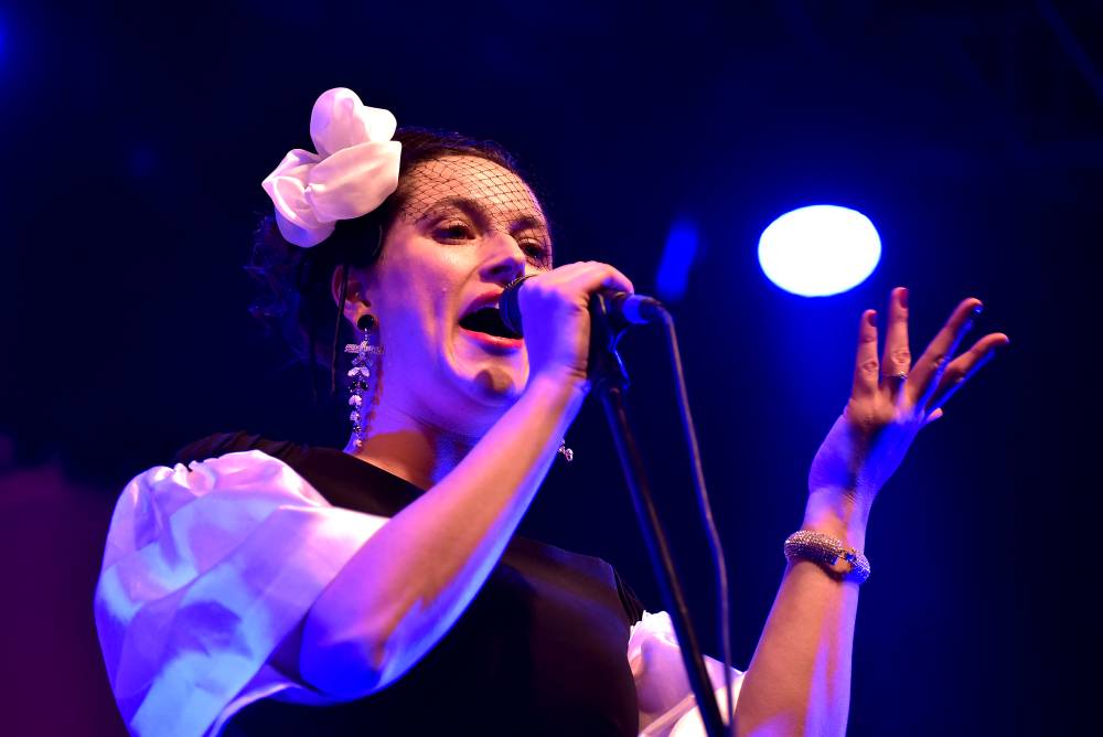 Caro Emerald proměnila Forum Karlín ve swingovou tančírnu 