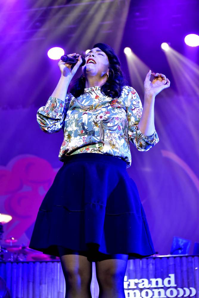 Caro Emerald proměnila Forum Karlín ve swingovou tančírnu 