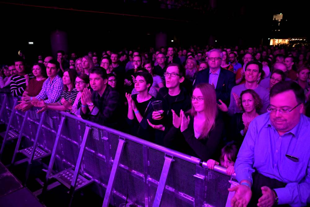 Caro Emerald proměnila Forum Karlín ve swingovou tančírnu 