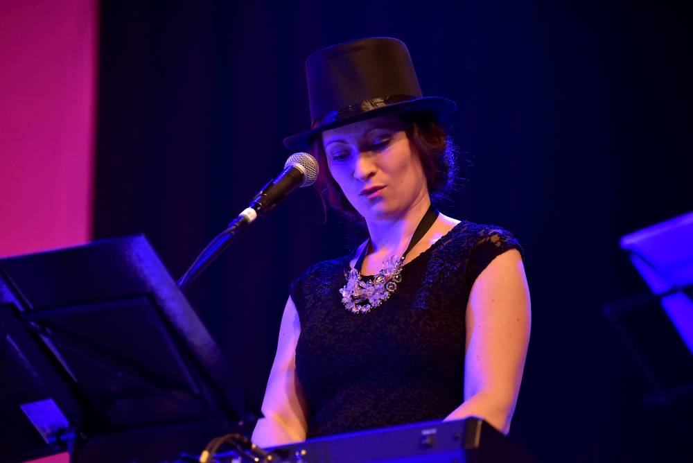 Caro Emerald proměnila Forum Karlín ve swingovou tančírnu 