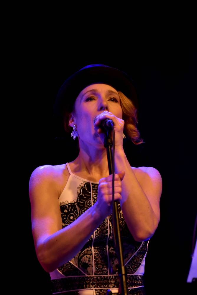 Caro Emerald proměnila Forum Karlín ve swingovou tančírnu 