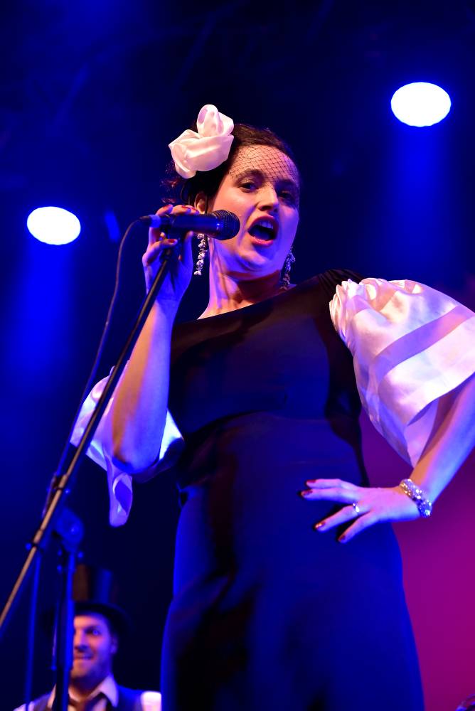 Caro Emerald proměnila Forum Karlín ve swingovou tančírnu 