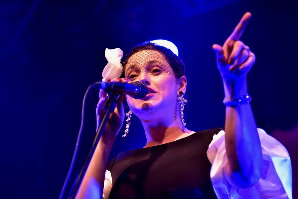 Caro Emerald proměnila Forum Karlín ve swingovou tančírnu 
