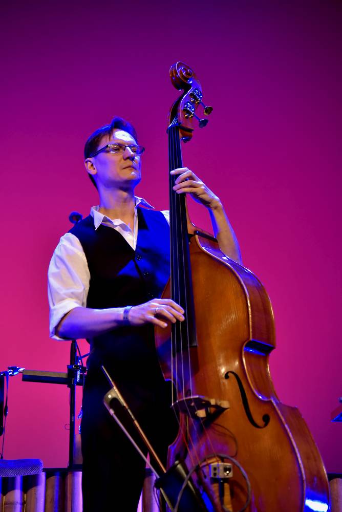 Caro Emerald proměnila Forum Karlín ve swingovou tančírnu 