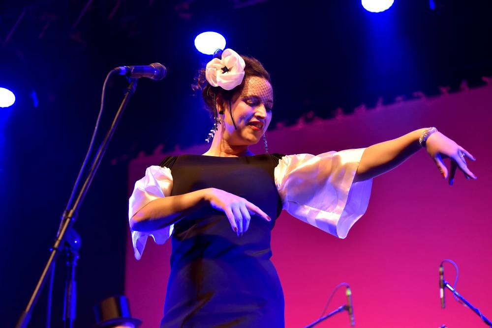 Caro Emerald proměnila Forum Karlín ve swingovou tančírnu 