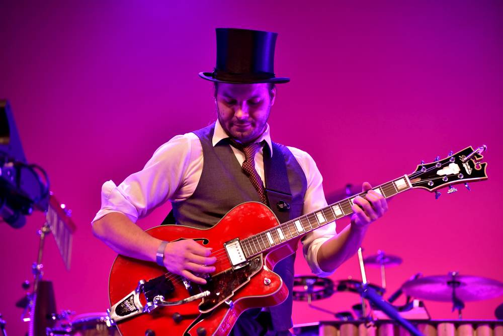 Caro Emerald proměnila Forum Karlín ve swingovou tančírnu 