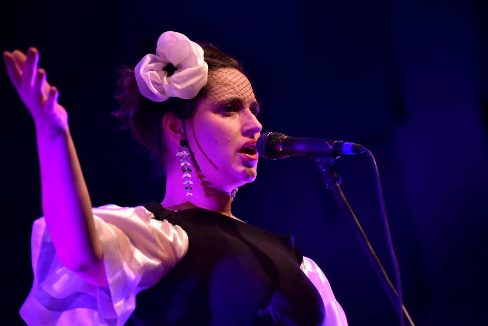 Caro Emerald proměnila Forum Karlín ve swingovou tančírnu 