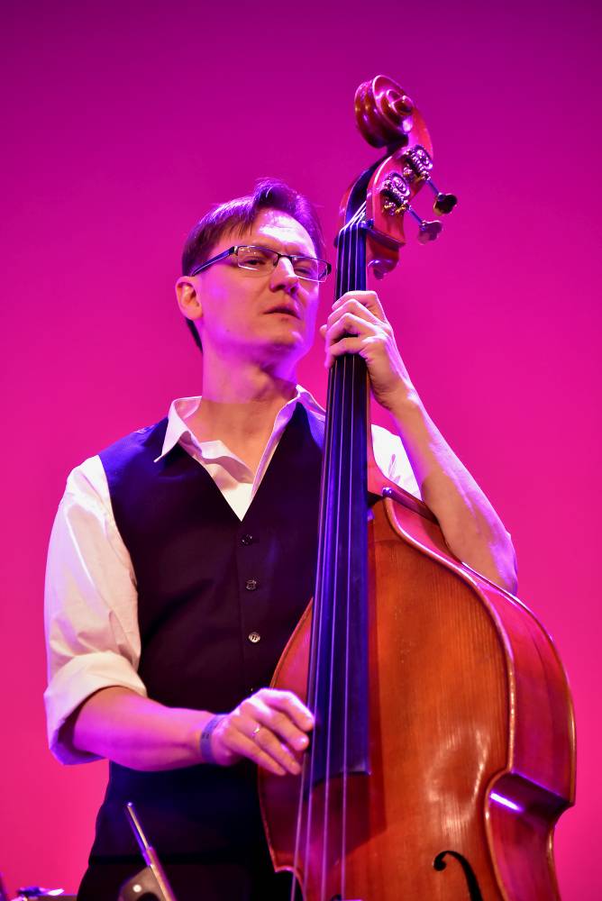 Caro Emerald proměnila Forum Karlín ve swingovou tančírnu 