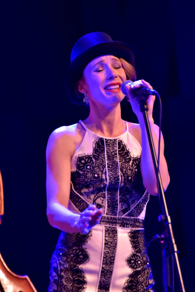 Caro Emerald proměnila Forum Karlín ve swingovou tančírnu 