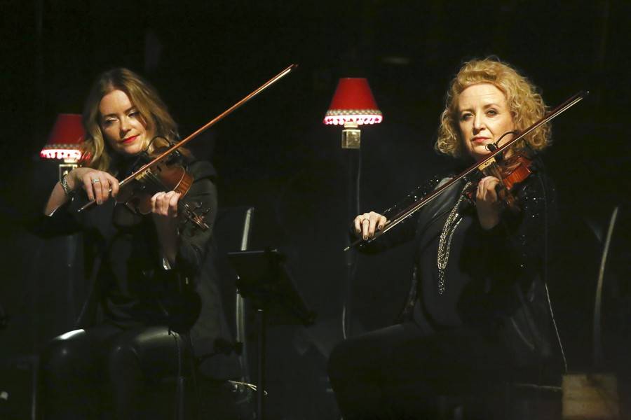 S Glenem Hansardem si v Sonu zahrál i fanoušek z davu. Za flašku